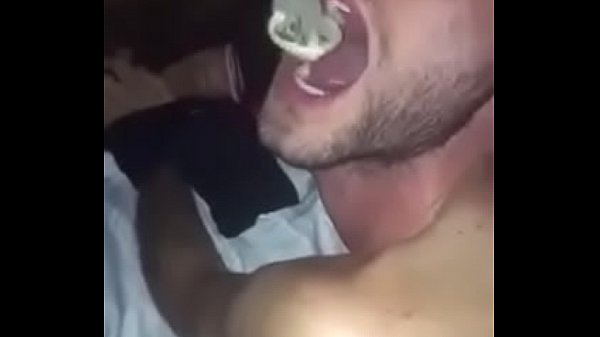 Engolindo porra direto da camisinha, free amature gay porn