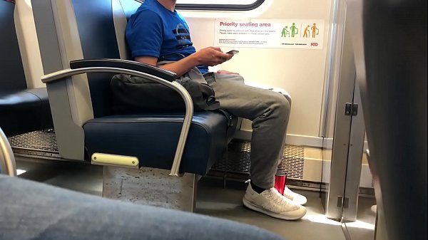 Pau duro no trem, real amateur gay