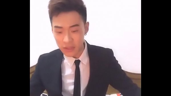 Trai đẹp văn phòng bắn xong liếm tinh lun, young Asian gay porn