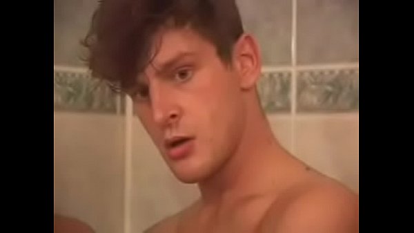 Viram o boy dotadão no banheiro e não resistiram