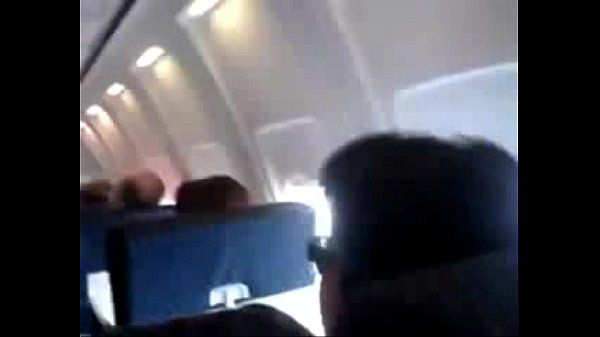 Massageando a pica do macho durante voo – www.boysnaweb.net, homemade gay