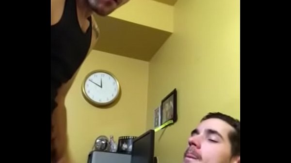 Le da leche en la cara, amateur gay for pay