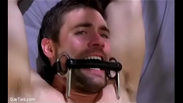 Carcereiro amarra e abusa do pervertido