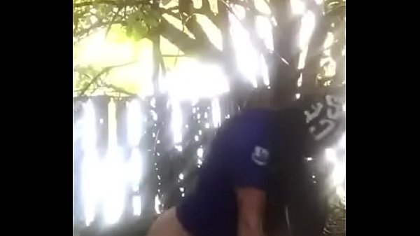 Dando duro y fuerte contra las hojas, gay first time amateur