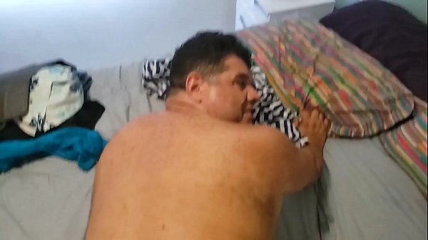 Depois de uma madrugada inteira dando, convenci o negão a filmar a metida, gay first time amateur