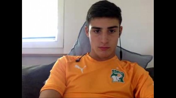 garoto italiano se exibindo pro amigo