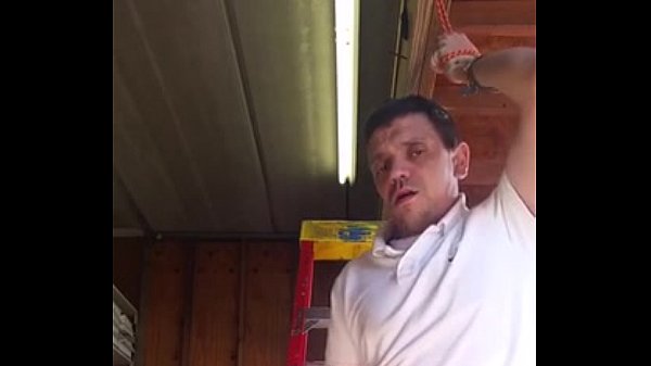 Hetero batendo punheta na oficina