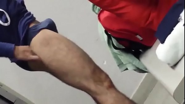Hetero enseña bulto erecto en vestidor de gym de chalco