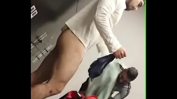 hombre desnudo con verga dormida en gym de chalco