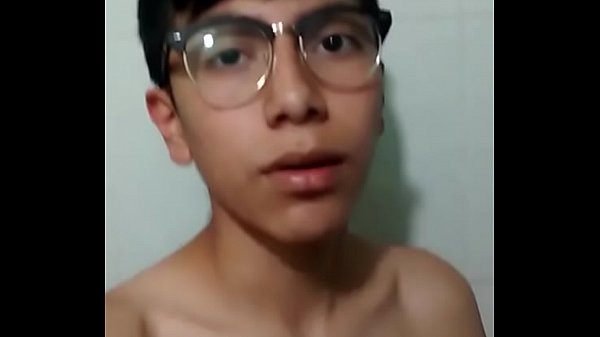 Mi primo me presta su teléfono y veo un vídeo suyo desnudo