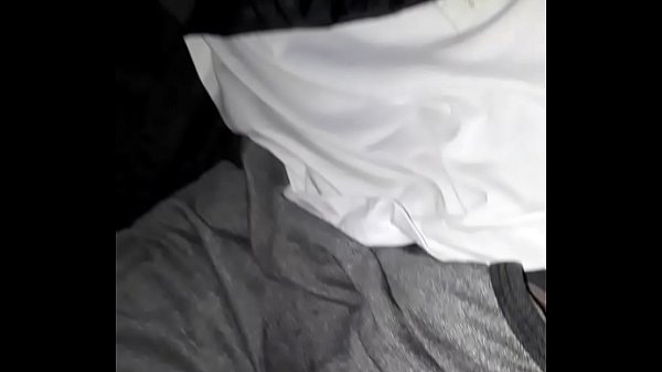 Barbeiro mamando cliente que dormiu bêbado no salão.