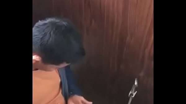 CurtoPezaoBH – Punheteiro flagrado no banheiro 2