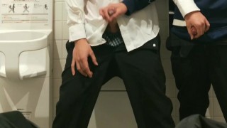 公衆トイレでしごきあい