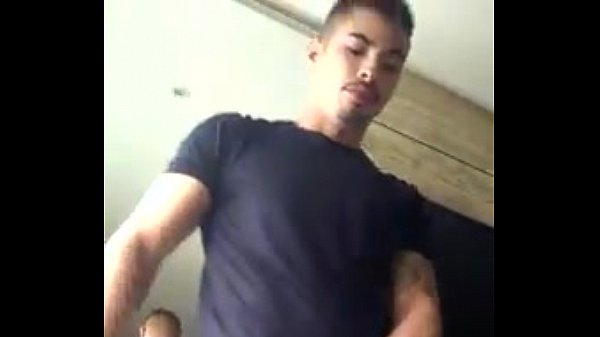 Garotão jorrando leite