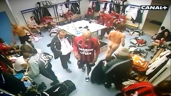 Jogadores pelados no vestiário na TV