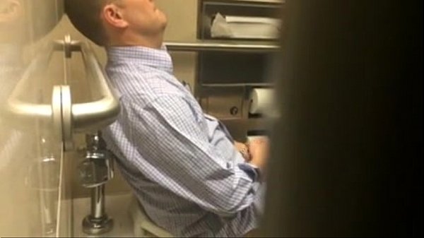 Maduro pillado en el baño de al lado