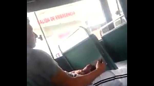 Mostrando a rola no ônibus