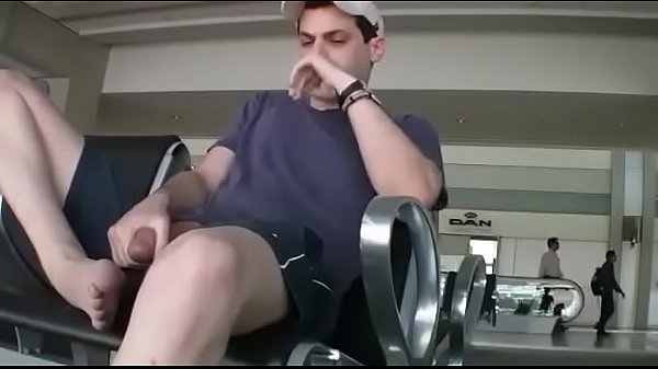 Sexy Macho se masturba en aeropuerto en público