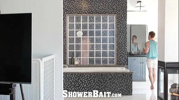 ShowerBait – Straight guy gets turned out in the shower