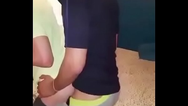 Álex cogiendo a su mejor amigo