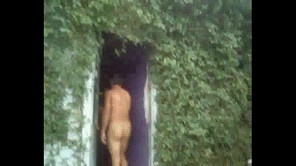 biba grava video em um sauna