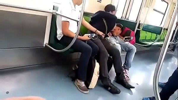 Chavos se masturban en el metro