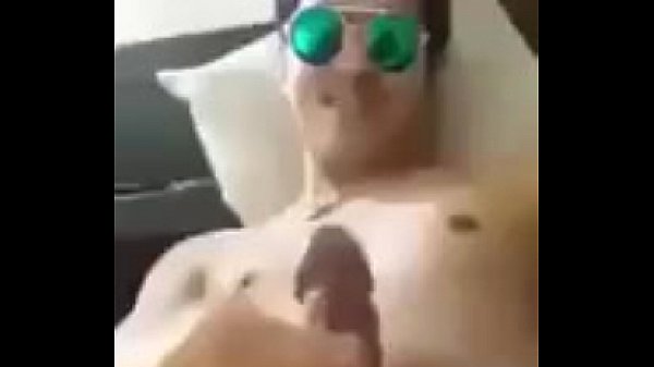 chico guapo masturbandose