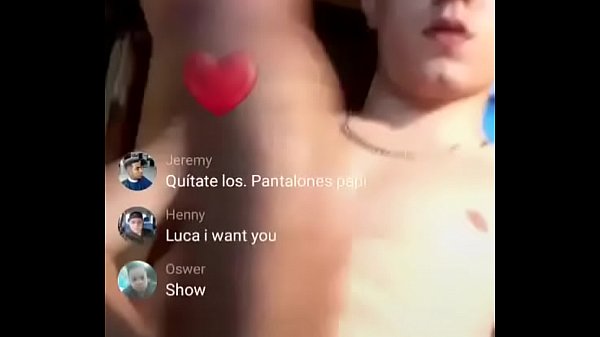 Chico guapo sexy y con enorme verga se masturba y se caleinta por transmicion.