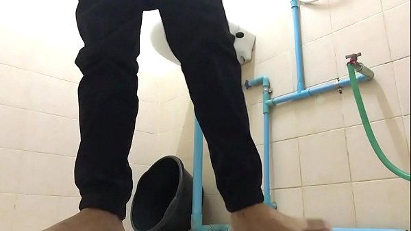 高二学弟 再宿舍厕所打手枪