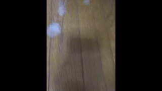 高校生自宅で射精し床にぶちまける