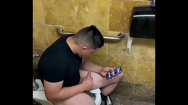 ESPIANDO HETERO EN EL BAÑO: SE ESTA MASTURBANDO