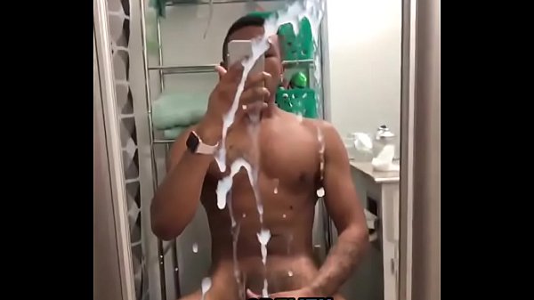 Hetero gozando no espelho