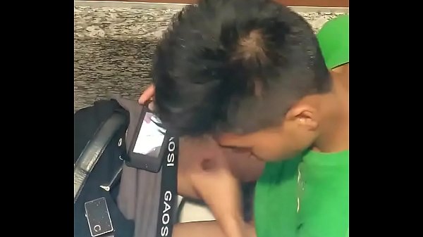 Jovencito se pajea en baño publico