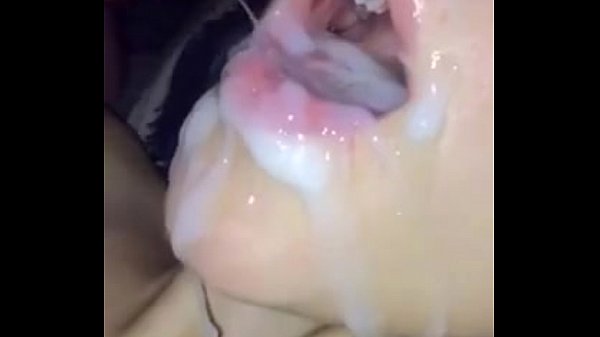 Le llena la boca de su rico semen