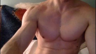 Muscle guy on cam (3)