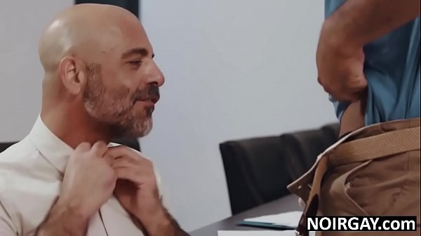 Real estate agent fucks his gay bbc customer to sell house