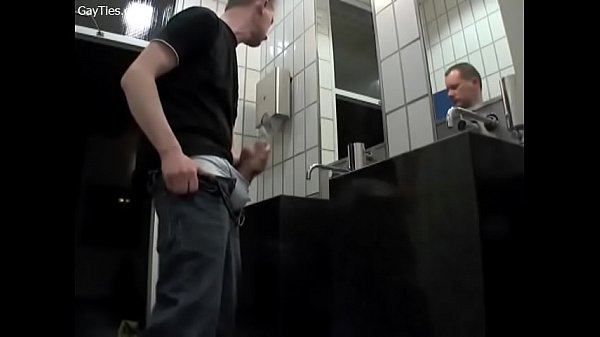 Roludo batendo bolo no banheiro