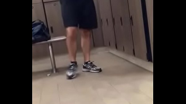 Spy straight daddy at the gym locker room / Espiando a macho