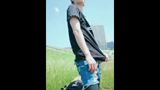 すぐ近くで日焼けしている人がいる河川敷で露出2