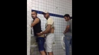 Pegação no Banheiro de machos, amatuer gay