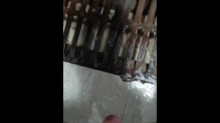 学校浴室一点也不刺激 潮喷后的射精