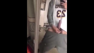 肌肉男对着镜子撸大鸡巴