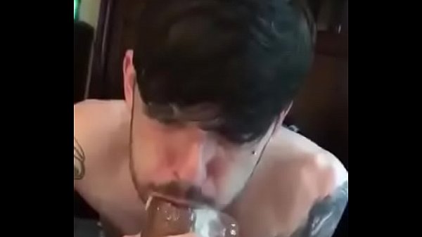 Le explota la leche en la boca