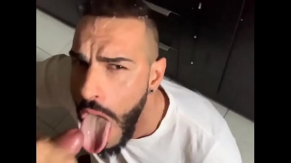 Tomando leite na cara