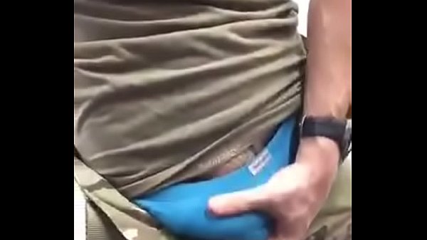 AMADOR MILITAR GOSTOSO BATENDO UMA SOZINHA NO DORMITORIO