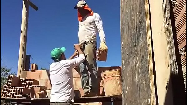 Dando uma chupadinha no pau do pedreiro