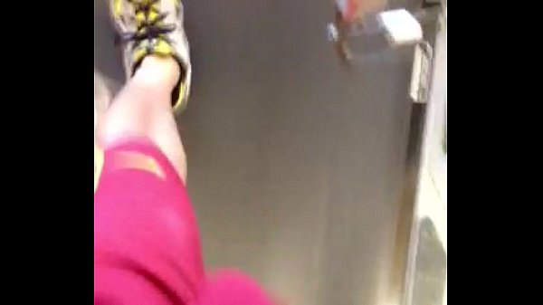 Enorme bulto de una verga gorda en el gym
