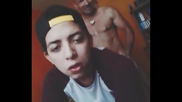 Mi Daddy me coge delicioso a pelo, free Bareback gay videos