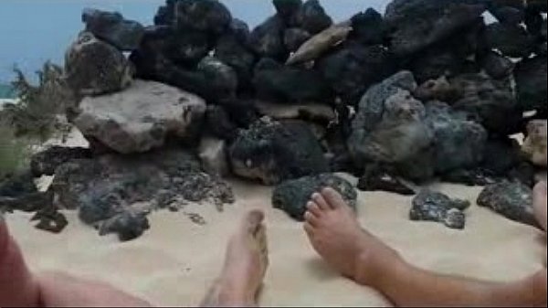 Paja en la playa con voyeurs mirando