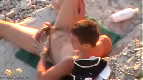 Passando a mão no pau enquanto toma sol